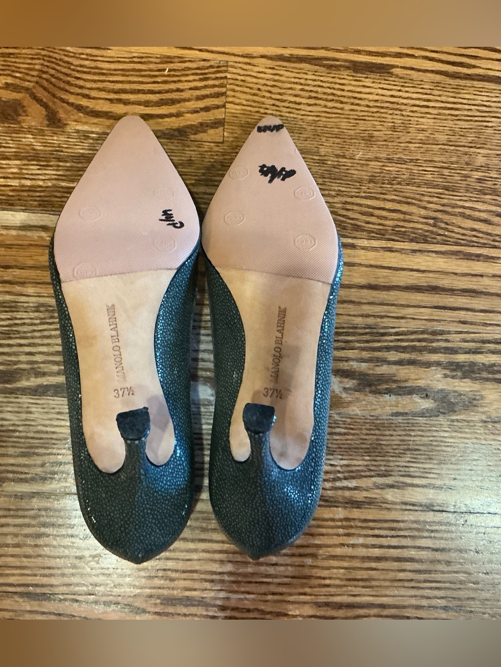 Manolo Blahnik Silver Stingray-Texture Pointed Toe Pumps - Picture 9 of 10